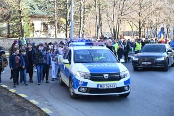 Marș de peste zece kilometri de la Bosanci la Suceava, împotriva învățământului online