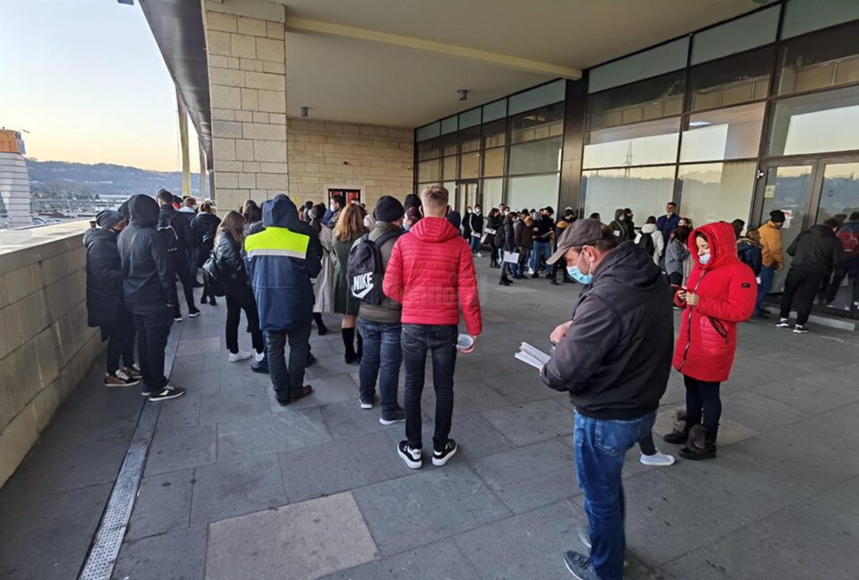 Sute de persoane la coadă la Permise și Înmatriculări Auto, în singura zi de audiență