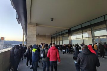 Aglomerație mare la intrarea la Permise și înmatriculări Auto Suceava, în singura zi de audiențe și program prelungit de depunere a documentelor