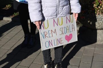 Marș de peste zece kilometri de la Bosanci la Suceava, împotriva învățământului online