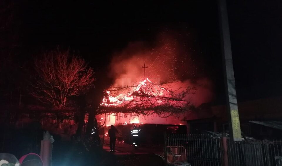 Incendiu puternic la acoperișul unei case din Fălticeni