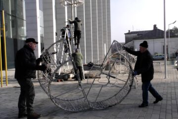 Pregătiri pentru sărbătorile de iarnă în zona centrală a Rădăuțiului