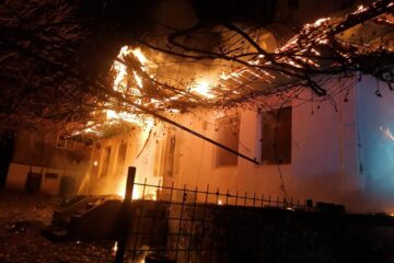 Incendiu puternic la acoperișul unei case din Fălticeni