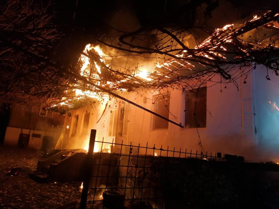 Incendiu puternic la acoperișul unei case din Fălticeni
