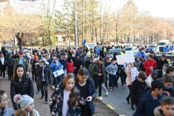 Grupul Civic „Suceava Educată” este cel care a organizat și marșul părinților și elevilor de la Bosanci la Suceava, împotriva școlii online