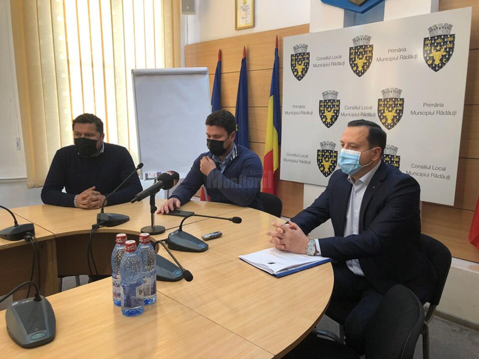 Managerul interimar de la Servicii Comunale, Adi Jecalo, primarul Bogdan Loghin și prefectul Alexandru Moldovan