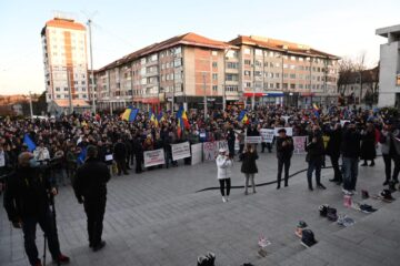Papucii de copii de pe treptele Casei de Cultură 3