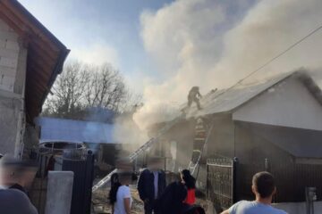 Focul a afectat grav partea superioară a casei