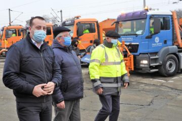 Inspectarea utilajelor de intervenție pentru iarnă, de către conducerea Primăriei Suceava, la baza operatorului Diasil