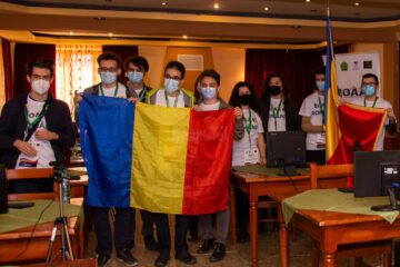 În lotul României sunt și doi elevi din județul Suceava - Maurizio Pavel, clasa a XII-a, și Dragoș Andrei Sîrghi, clasa a XI-a, elevi la Colegiul Național ”Ștefan cel Mare