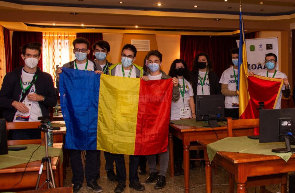 În lotul României sunt și doi elevi din județul Suceava - Maurizio Pavel, clasa a XII-a, și Dragoș Andrei Sîrghi, clasa a XI-a, elevi la Colegiul Național ”Ștefan cel Mare