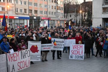 Protest „pentru libertate”, contra vaccinului, a certificatului verde și tuturor restricțiilor din pandemie, în centrul Sucevei
