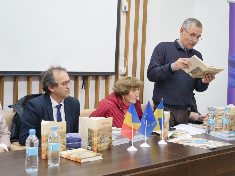 Scriitorul Dragoș Olaru vorbind despre volumul lansat vineri, la Cernăuți