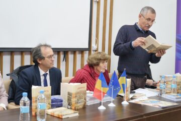 Scriitorul Dragoș Olaru vorbind despre volumul lansat vineri, la Cernăuți