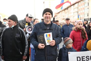 Protest „pentru libertate”, contra vaccinului, a certificatului verde și tuturor restricțiilor din pandemie, în centrul Sucevei