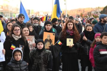 Protest anti-vaccin și contra restricțiilor din pandemie, cu icoane, drapele și cântece patriotice