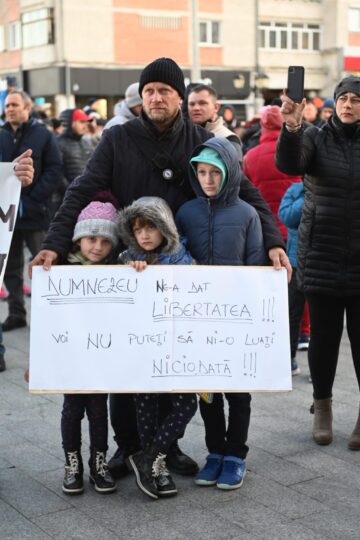 Protest „pentru libertate”, contra vaccinului, a certificatului verde și tuturor restricțiilor din pandemie, în centrul Sucevei