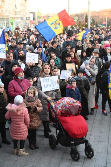 Protest anti-vaccin și contra restricțiilor din pandemie, cu icoane, drapele și cântece patriotice