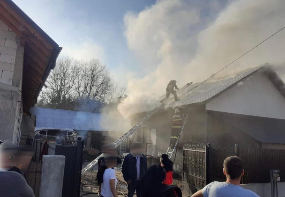 Casa unei familii cu șase copii, afectată grav de un incendiu