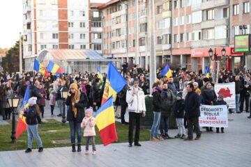 Protest „pentru libertate”, contra vaccinului, a certificatului verde și tuturor restricțiilor din pandemie, în centrul Sucevei