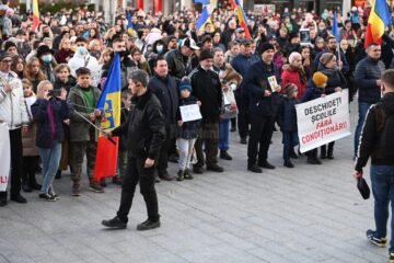 Protest „pentru libertate”, contra vaccinului, a certificatului verde și tuturor restricțiilor din pandemie, în centrul Sucevei