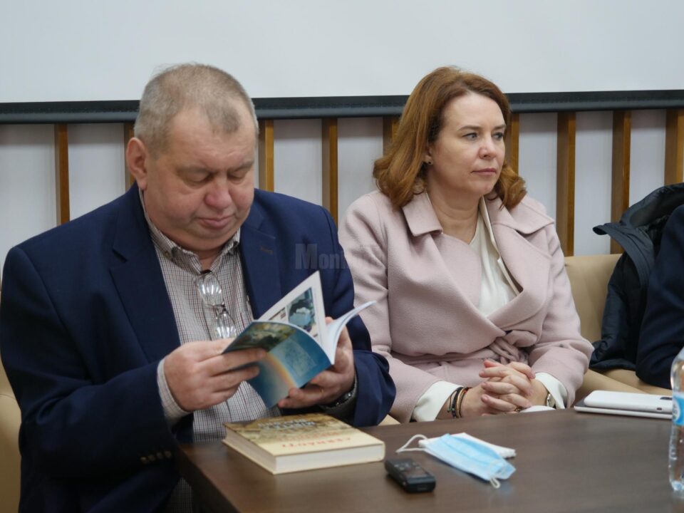 Consulul General al României la Cernăuți, Irina Loredana Stănculescu, și scriitorul Vasile Bâcu, organizatori ai evenimentului