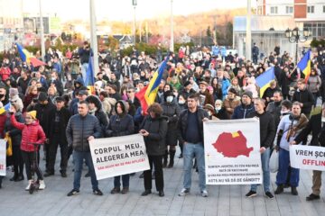 Protest „pentru libertate”, contra vaccinului, a certificatului verde și tuturor restricțiilor din pandemie, în centrul Sucevei