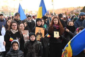 Protest „pentru libertate”, contra vaccinului, a certificatului verde și tuturor restricțiilor din pandemie, în centrul Sucevei