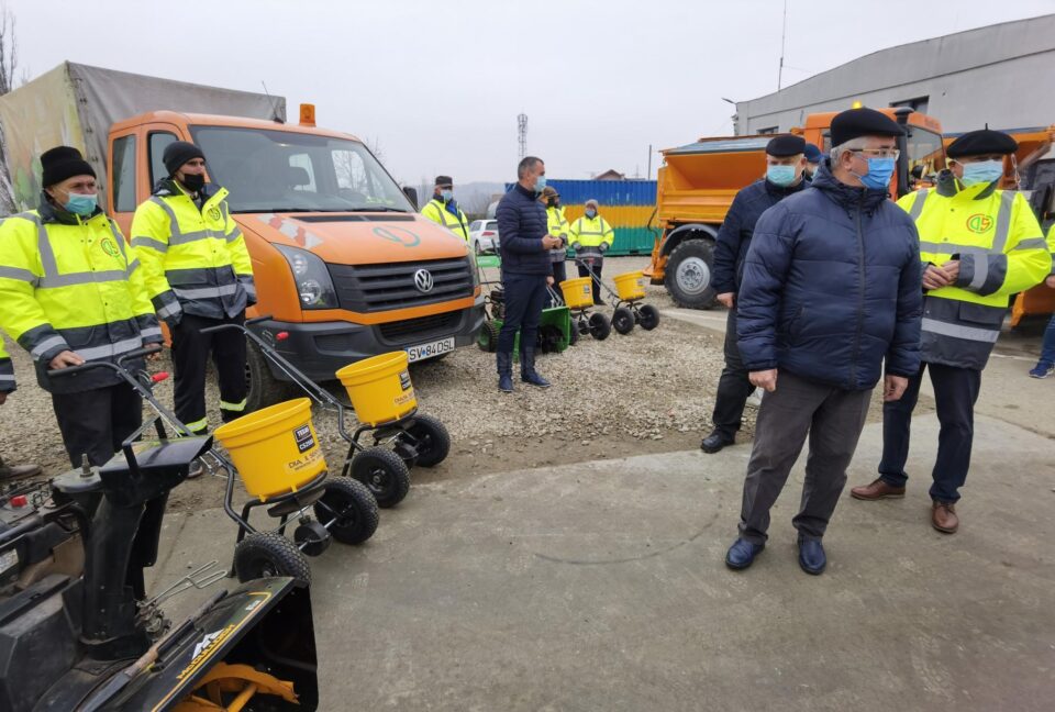 Inspectarea utilajelor de intervenție pentru iarnă, de către conducerea Primăriei Suceava, la baza operatorului Diasil