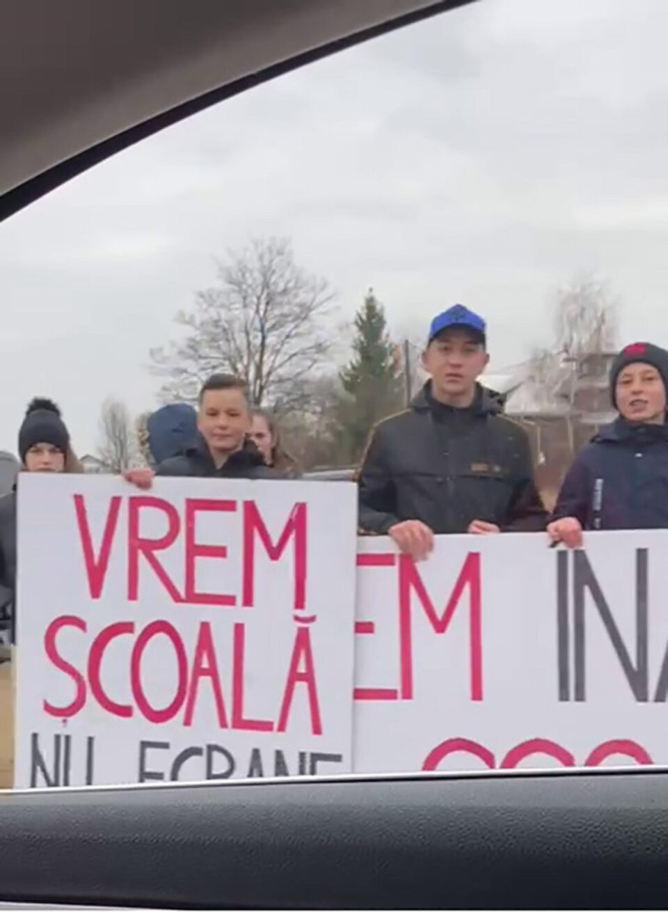 Părinți și elevi de la Școala Gimnazială „Iulian Vesper” Horodnic de Sus au protestat luni împotriva școlii online