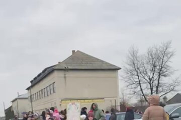 Părinți și elevi de la Școala Gimnazială „Iulian Vesper” Horodnic de Sus au protestat luni împotriva școlii online