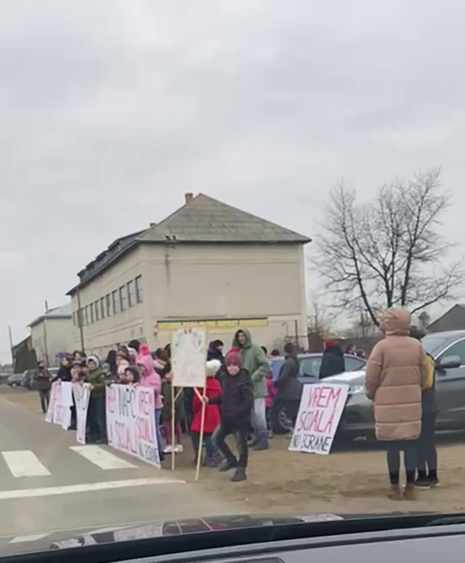 Părinți și elevi de la Școala Gimnazială „Iulian Vesper” Horodnic de Sus au protestat luni împotriva școlii online