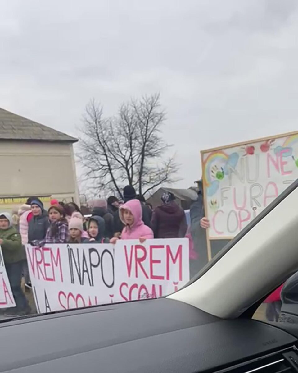 Părinți și elevi de la Școala Gimnazială „Iulian Vesper” Horodnic de Sus au protestat luni împotriva școlii online