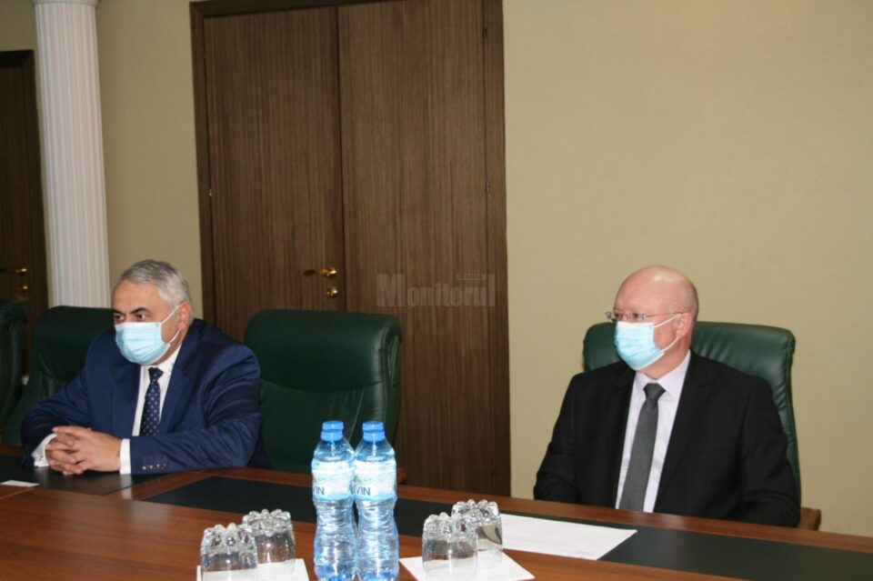 Rectorul Valentin Popa si prorectorul Stefan Purici la intalnirea de la Chisinau
