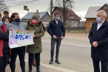 Protest împotriva cursurilor online, la Vicovu de Sus. Foto: Cromtel TV