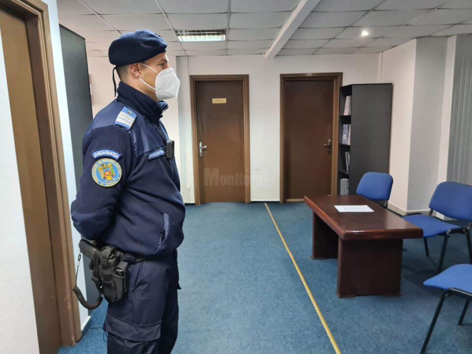 Jandarm la ușa directorului CAS Suceava