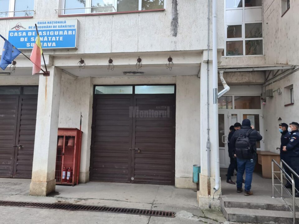 Executorul judecătoresc însoțit de jandarmi, la sediul CAS Suceava