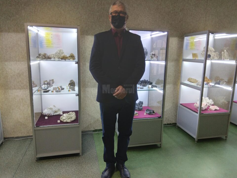 Muzeograful Sorin Prisăcariu, șeful secției Mineralogie din cadrul Muzeului Județean de Mineralogie „Victor Gorduza Baia Mare, curatorul expoziției (2).jpg