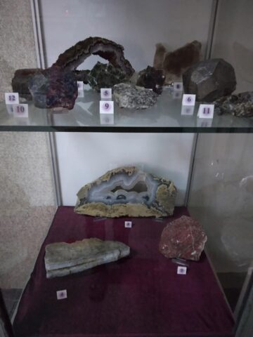 122 de eșantioane mineralogice spectaculoase, descoperite în România, expuse la Muzeul de Științele Naturii Suceava