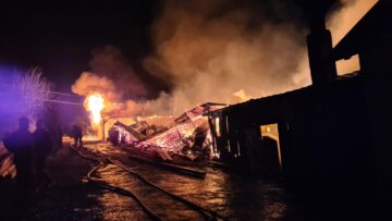 Un gater, o casă, anexe și material lemnos au ars ca paiele într-un incendiu la Ciprian Porumbescu