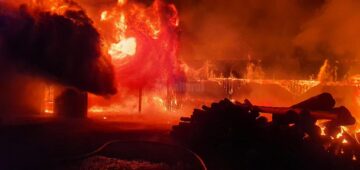 Un gater, o casă, anexe și material lemnos au ars ca paiele într-un incendiu la Ciprian Porumbescu