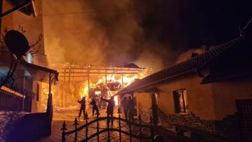 Un gater, o casă, anexe și material lemnos au ars ca paiele într-un incendiu la Ciprian Porumbescu