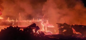 Un gater, o casă, anexe și material lemnos au ars ca paiele într-un incendiu la Ciprian Porumbescu