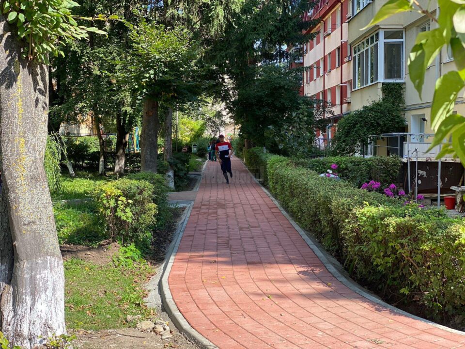 Toate aleile, treptele și accesele la scările de bloc aferente blocurilor din zona centrală și până spre Primăria Suceava au intrat în proces de modernizare