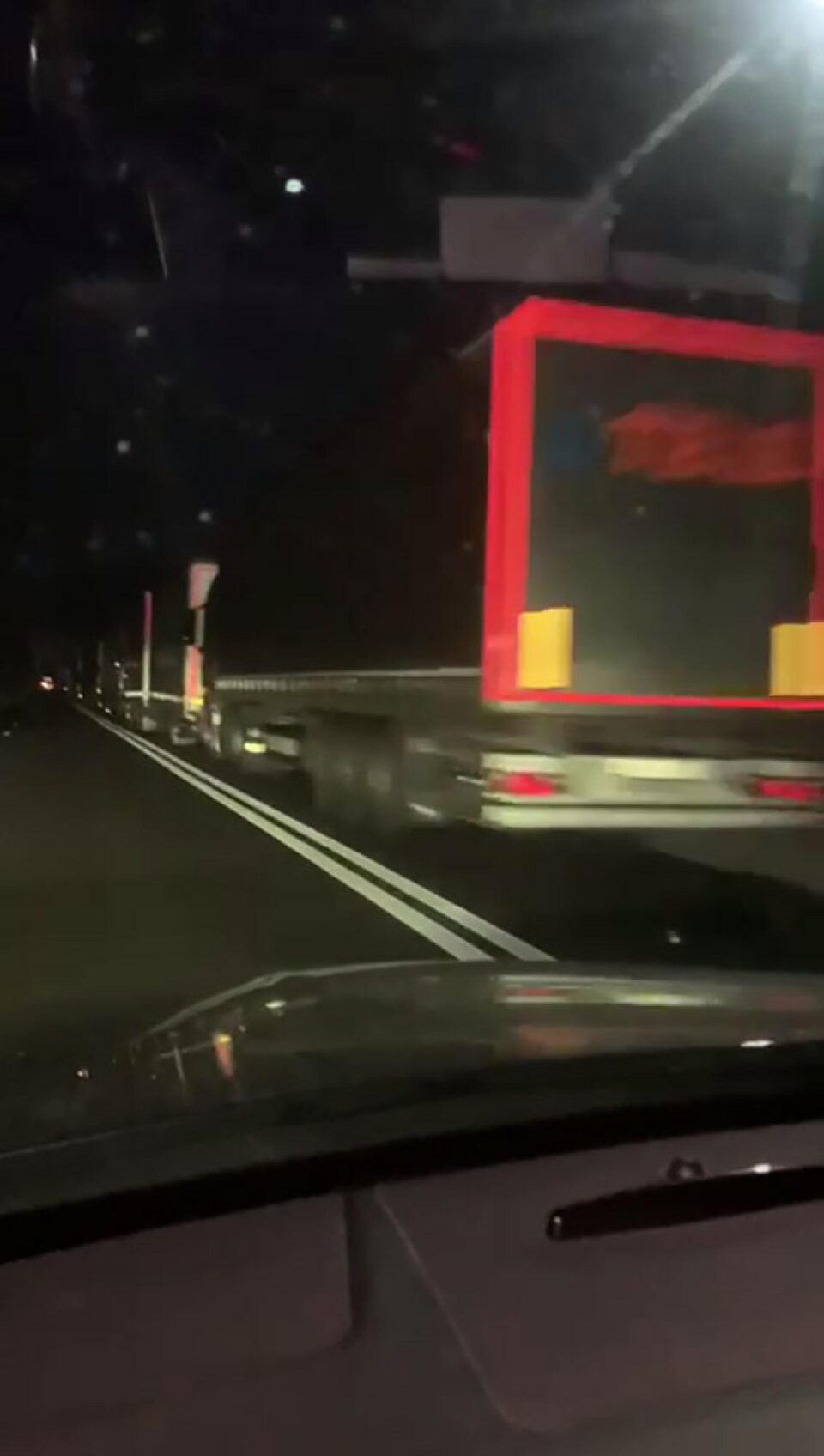 Cozi de kilometri la camioanele care vin cu marfă în Vama Siret