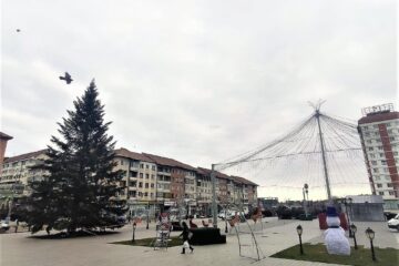 Aprinderea luminilor în bradul de Crăciun din centrul Sucevei și accesul la decorațiunile de sărbători de pe esplanadă se fac fără obligativitatea prezentării certificatului verde