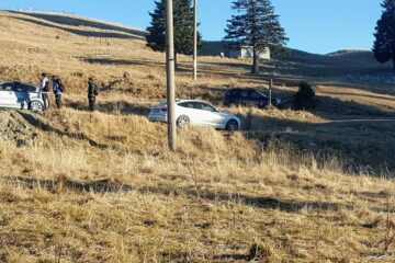 Amenzi și avertismente pentru persoane care aveau parcate mașini pe pajiștea alpină de pe Rarău