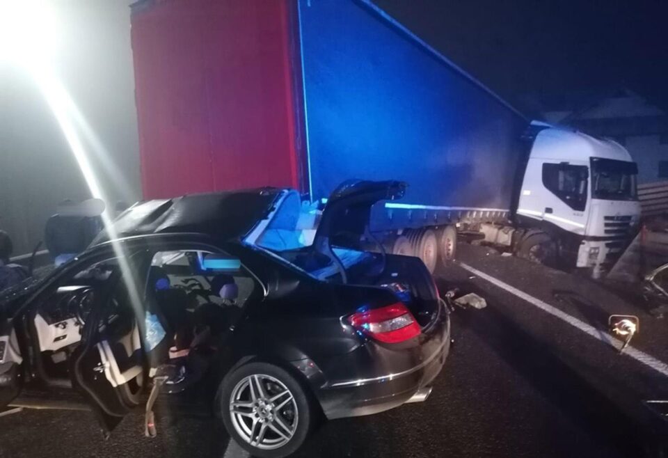 Accidentul petrecut săptămâna trecută, la Poiana Stampei, în care un autoturism a intrat violent în remorca unui autotren Accidentul petrecut săptămâna trecută, la Poiana Stampei, în care un autoturism a intrat violent în remorca unui autotren