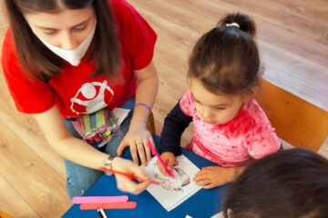 Salvați Copiii îi ajută pe copiii de etnie romă din comunități sucevene vulnerabile să aibă acces la educație