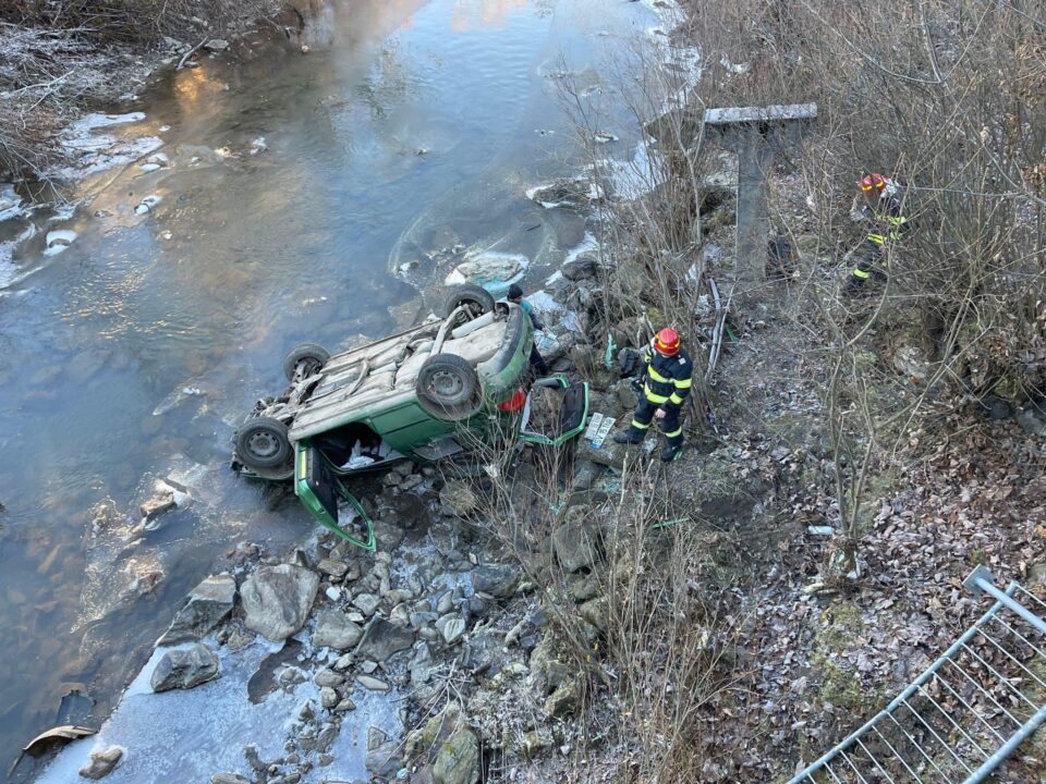 O femeie gravidă și fiica ei de 4 ani au scăpat cu viață ca prin minune din mașina care s-a răsturnat în râul Moldova